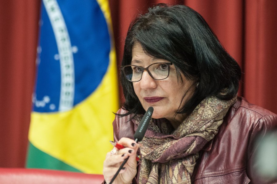 Deputados petistas denunciam Bolsonaro por incitar criança a fazer gesto de arma Deputados petistas denunciam Bolsonaro por incitar criança a fazer gesto de arma