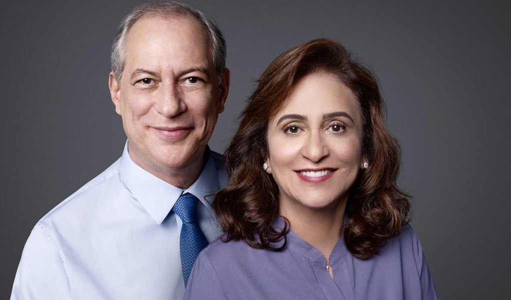 Foto de Kátia Abreu com Ciro viraliza por excesso de photoshop (Foto: Reprodução/Twitter) Foto de Kátia Abreu com Ciro viraliza por excesso de photoshop