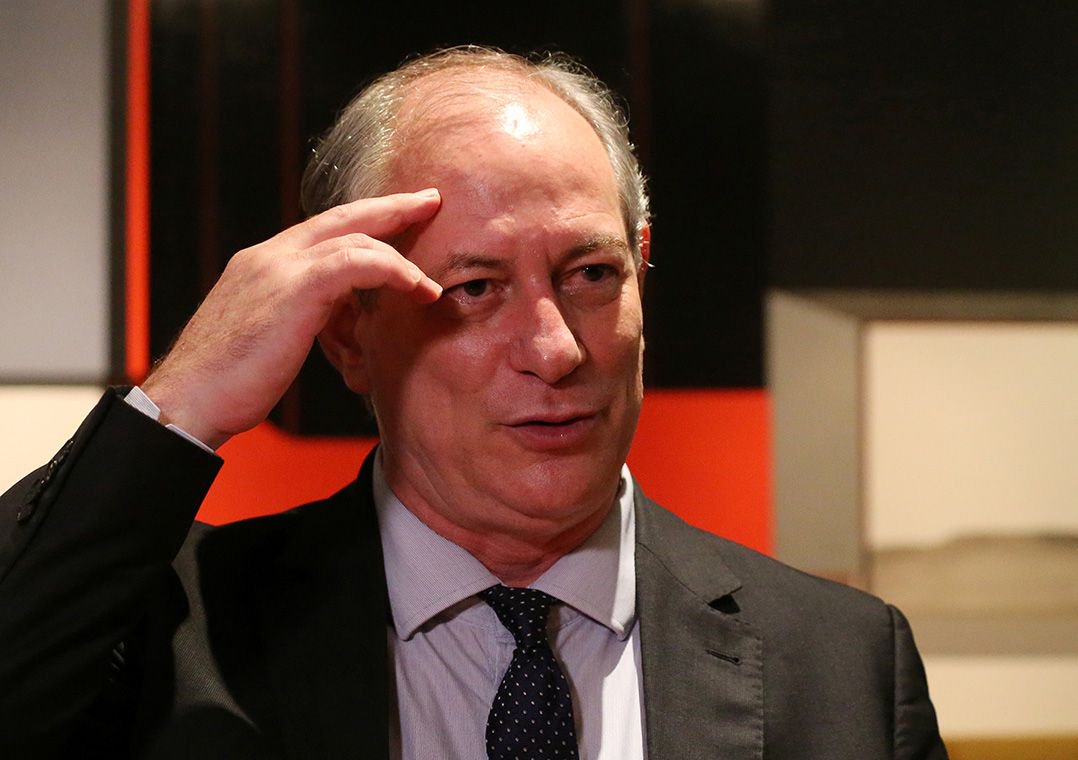 Ciro diz que pode afrouxar compulsório se bancos privados ajudarem a refinanciar dívidas Ciro diz que pode afrouxar compulsório se bancos privados ajudarem a refinanciar dívidas