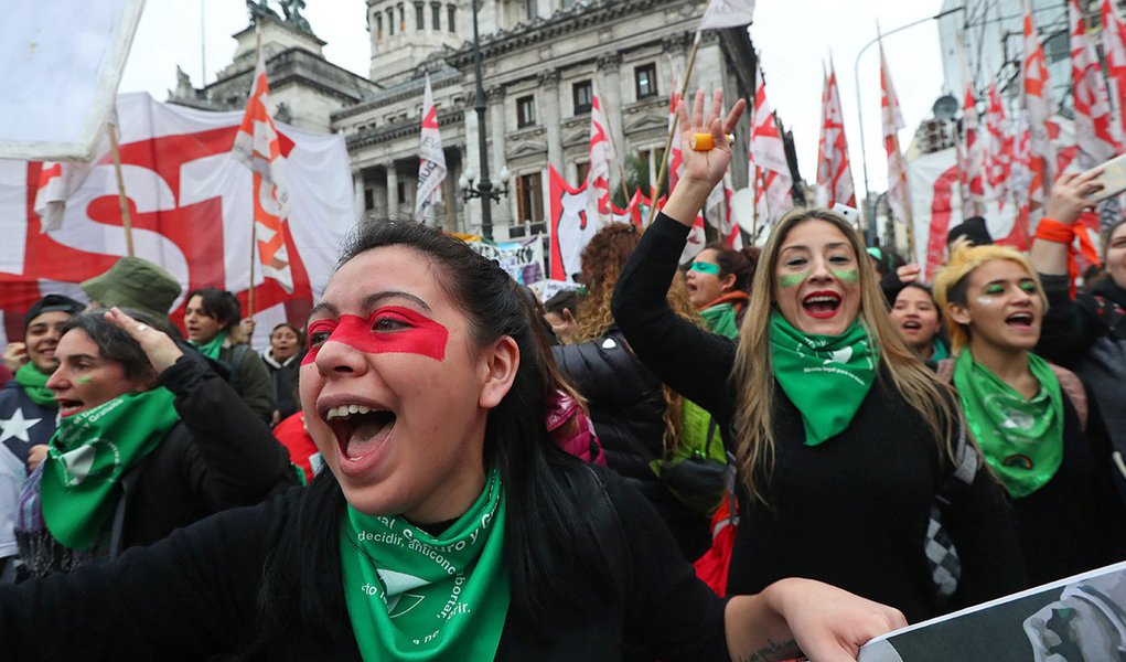 Abortado o direito das mulheres argentinas (Foto: REUTERS/Marcos Brindicci) Abortado o direito das mulheres argentinas