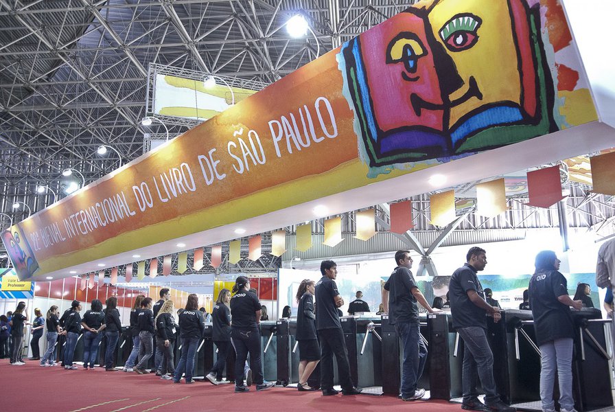 Bienal do Livro aproxima autores do público com bate papos (Foto: Reuters) Bienal do Livro aproxima autores do público com bate papos