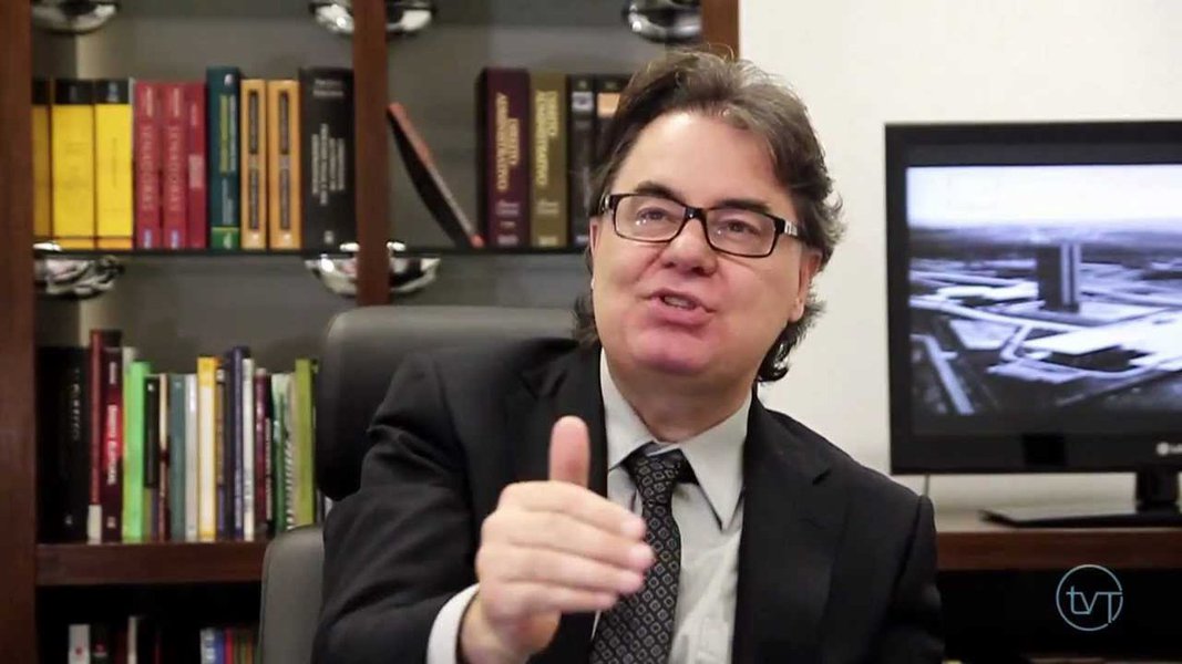 Aplicar a Constituição, hoje, é um ato revolucionário, diz jurista Aplicar a Constituição, hoje, é um ato revolucionário, diz jurista