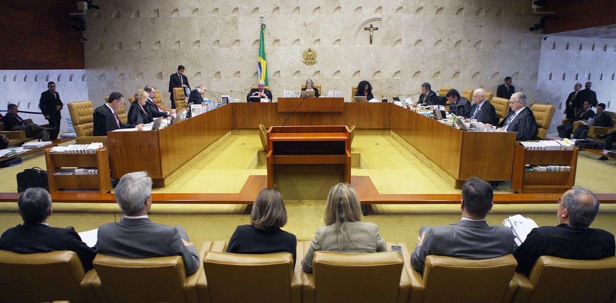Privilégio: Judiciário é o único Poder a não respeitar limite de gasto Privilégio: Judiciário é o único Poder a não respeitar limite de gasto