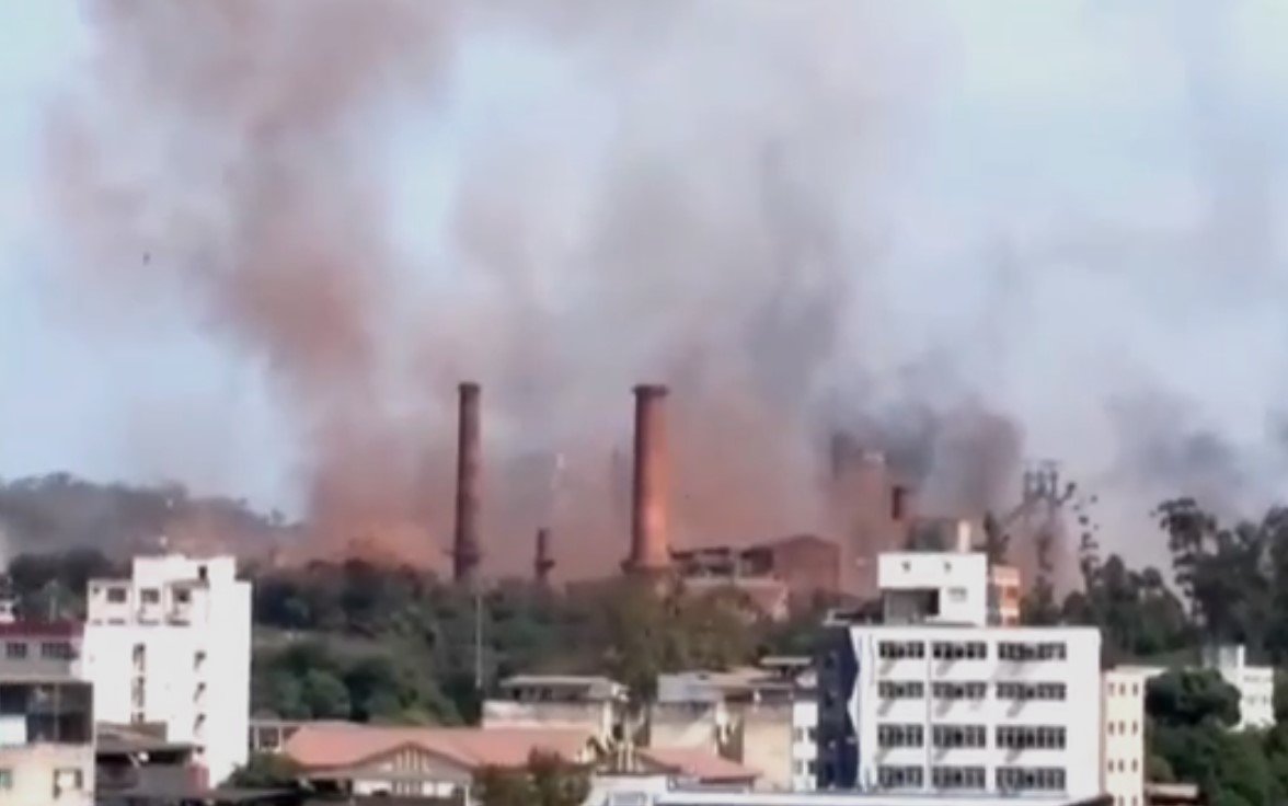 Bombeiros anunciam controle de explosão de usina em Minas (Foto: Reprodução) Bombeiros anunciam controle de explosão de usina em Minas