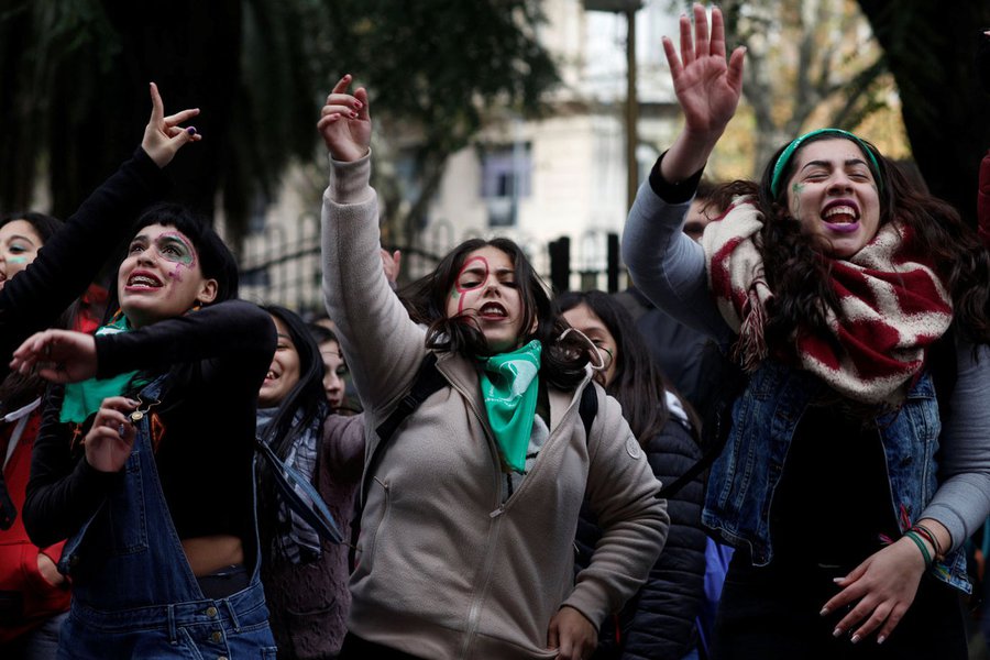 Grupos pró e contra legalização do aborto protestam na Argentina em meio a votação (Foto: Reuters) Grupos pró e contra legalização do aborto protestam na Argentina em meio a votação