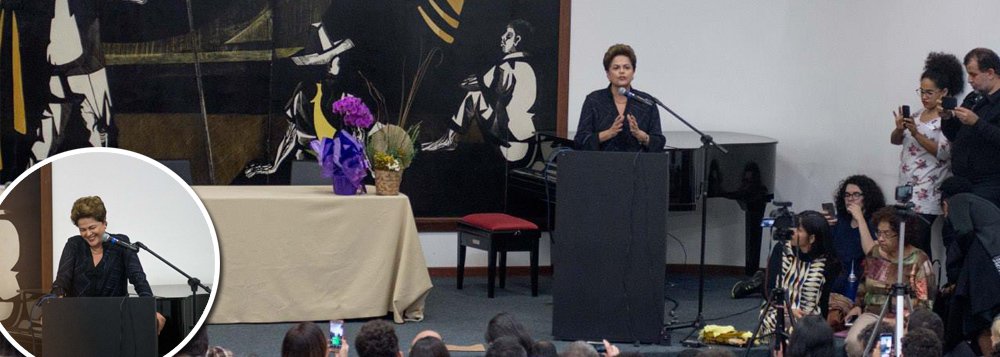 Aclamada na UFMG, Dilma explica: foi golpe, mesmo não sendo militar. E reconhece erro com Janot (Foto: Maíra Cabral/Mídia Ninja) Aclamada na UFMG, Dilma explica: foi golpe, mesmo não sendo militar. E reconhece erro com Janot