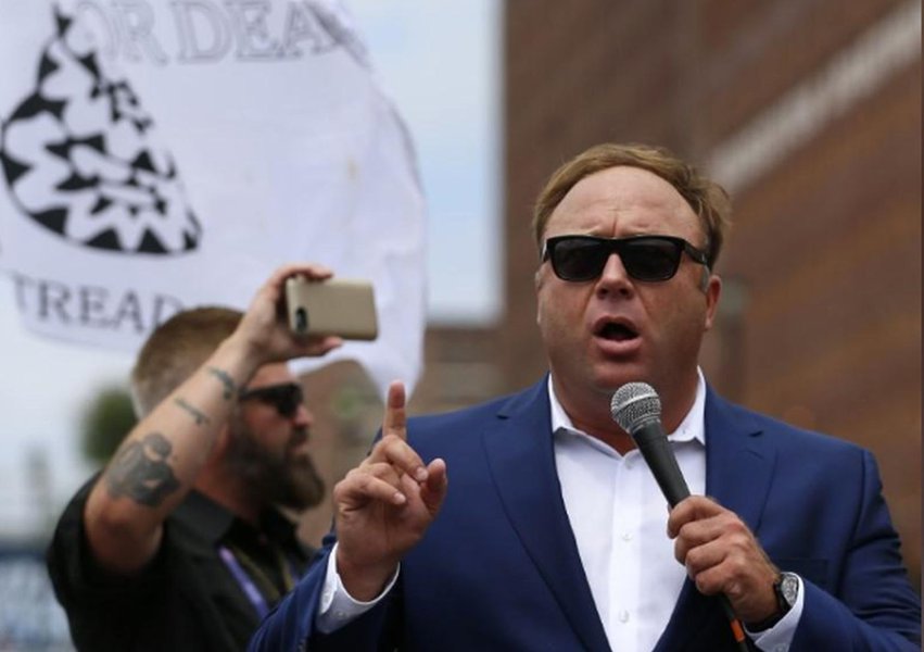 Twitter proíbe teórico da conspiração Alex Jones de tuitar por sete dias Twitter proíbe teórico da conspiração Alex Jones de tuitar por sete dias