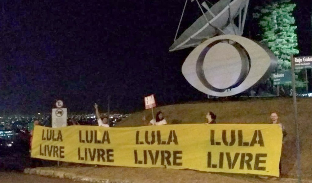 Militantes fazem ato em frente à Band em Minas Militantes fazem ato em frente à Band em Minas
