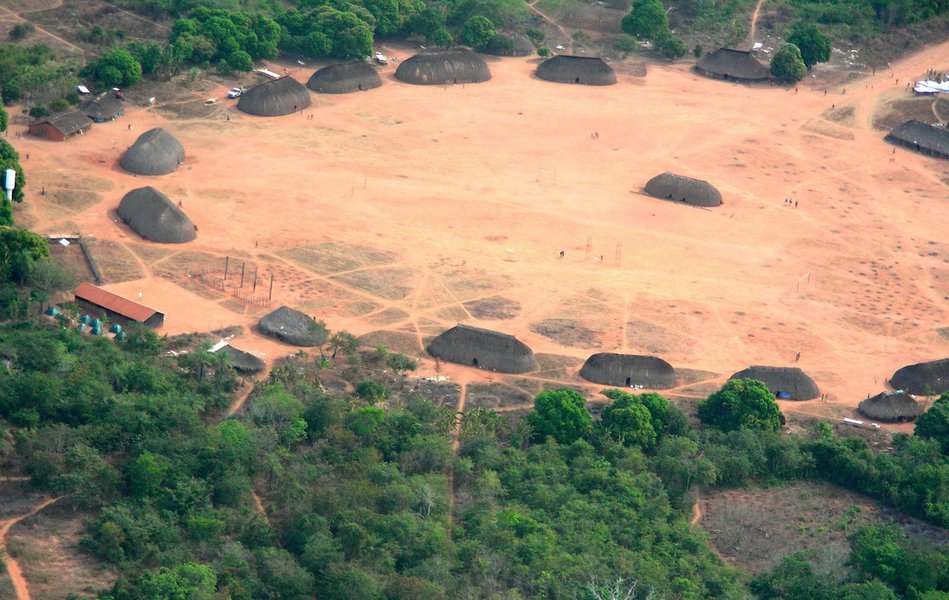 Índios protestam contra parecer de demarcação de terras Índios protestam contra parecer de demarcação de terras