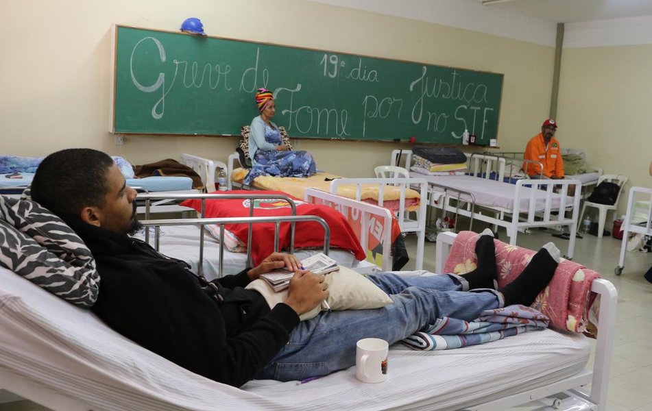 Médico dá assistência 24 horas por dia a grevistas de fome (Foto: Adilvane Spezia | MPA e Rede Soberania) Médico dá assistência 24 horas por dia a grevistas de fome
