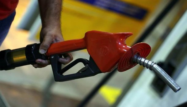 Gasolina nas refinarias terá alta de 0,5%, anuncia Petrobras (Foto: Paulo Whitaker - Reuters) Gasolina nas refinarias terá alta de 0,5%, anuncia Petrobras