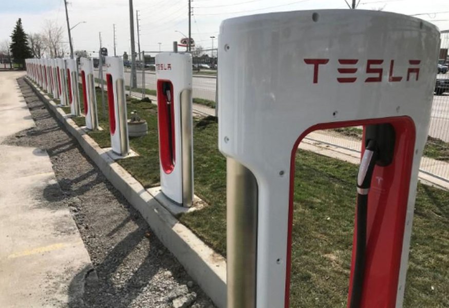 Tesla processa governo de Ontario por excluir marca de programa de subsídio Tesla processa governo de Ontario por excluir marca de programa de subsídio