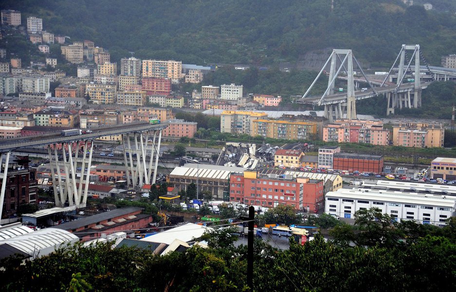 Sobe para 39 o número de mortos após colapso de ponte em Gênova na Itália (Foto: Reuters) Sobe para 39 o número de mortos após colapso de ponte em Gênova na Itália