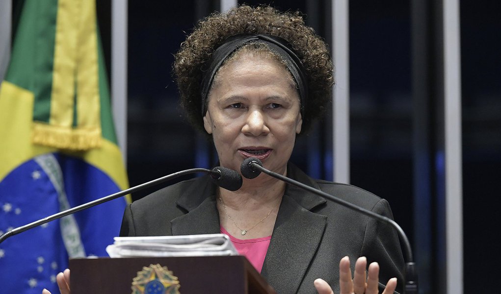 Eleita a 3ª melhor senadora, Regina dedica prêmio às vítimas de feminicídio Eleita a 3ª melhor senadora, Regina dedica prêmio às vítimas de feminicídio