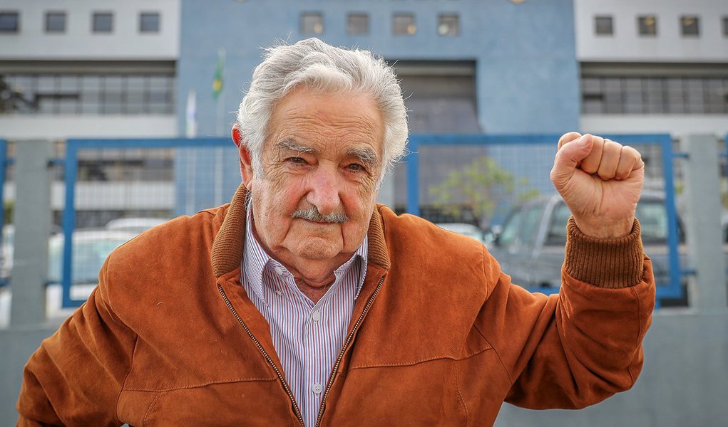 Alegando razões pessoais e cansaço, Mujica renuncia ao cargo de senador Alegando razões pessoais e cansaço, Mujica renuncia ao cargo de senador