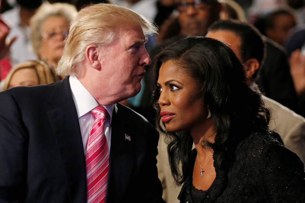 Trump chama ex-assessora de 'cachorro' (Foto: REUTERS/Carlo Allegri) Trump chama ex-assessora de 'cachorro'