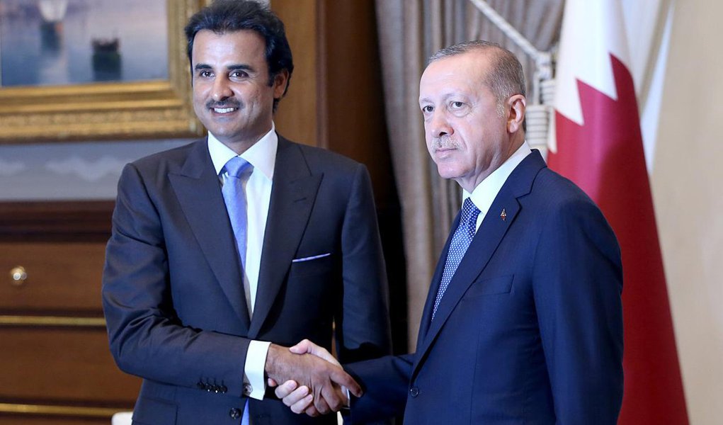 Catar ajuda a Turquia, lira se recupera e EUA descartam retirar tarifas Catar ajuda a Turquia, lira se recupera e EUA descartam retirar tarifas