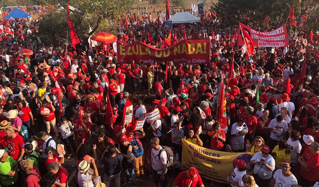 Tijolaço: como a direita faz de Lula o mártir do povão (Foto: Twitter/MST) Tijolaço: como a direita faz de Lula o mártir do povão
