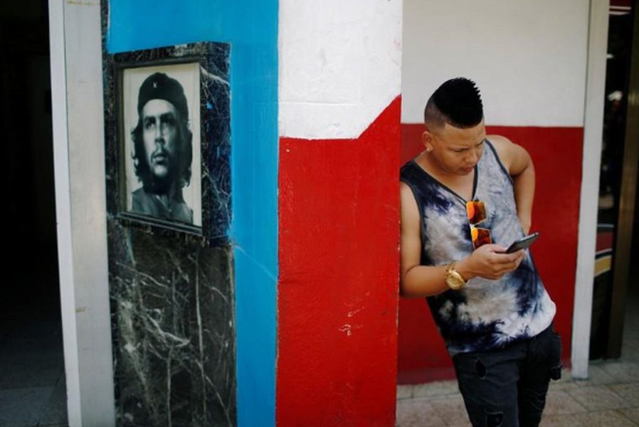Cubanos celebram expansão da internet para todo o país por um dia Cubanos celebram expansão da internet para todo o país por um dia