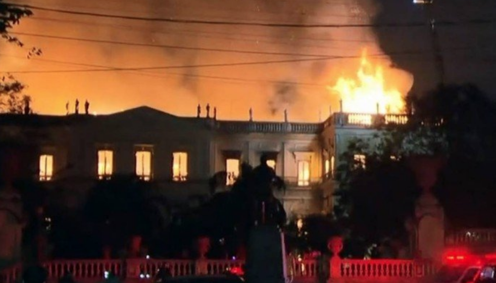 Brasil no palco das ruínas (Foto: Reprodução TV) Brasil no palco das ruínas