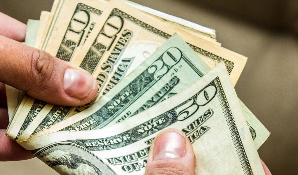 Dólar tem sexta alta e vai a R$ 4,05 com fiasco do golpe (Foto: Paulo Lisboa - Brazil Photo Pres) Dólar tem sexta alta e vai a R$ 4,05 com fiasco do golpe
