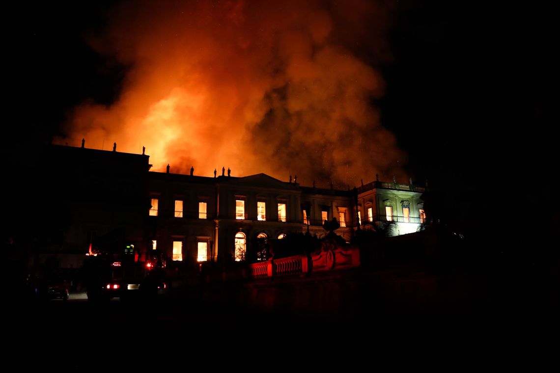 Tristeza e descrença predominam entre quem acompanha incêndio no museu Tristeza e descrença predominam entre quem acompanha incêndio no museu