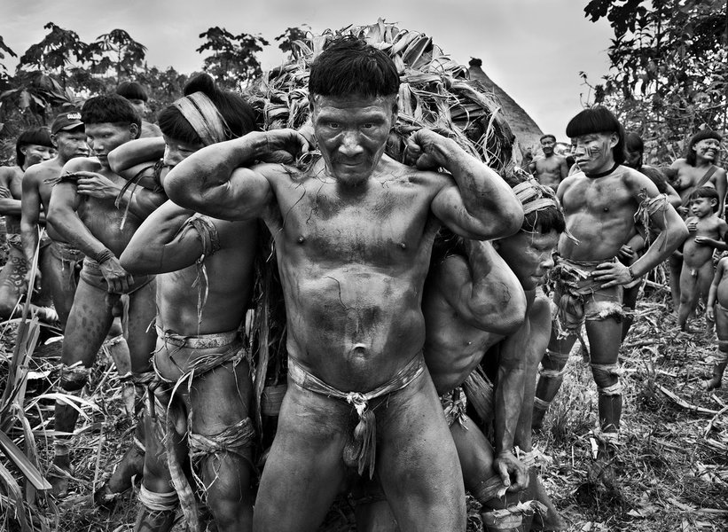 Sebastião Salgado fotografa índios na Amazônia, em meio a indiferença indigenista do golpe (Foto: © Sebastião SALGADO) Sebastião Salgado fotografa índios na Amazônia, em meio a indiferença indigenista do golpe