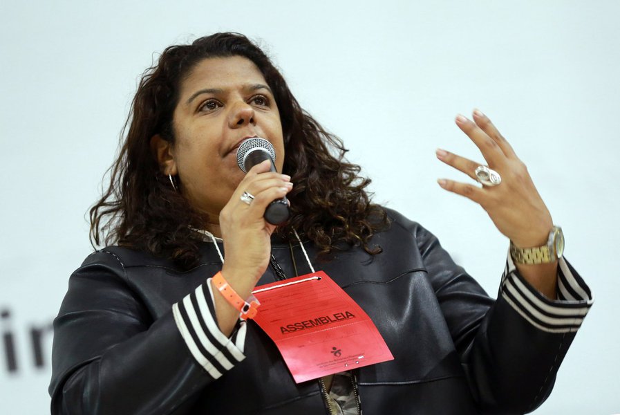 Banqueiros lucram R$ 40 bi, propõem 0,5% de aumento e querem retirar direitos (Foto: Juca Varella) Banqueiros lucram R$ 40 bi, propõem 0,5% de aumento e querem retirar direitos