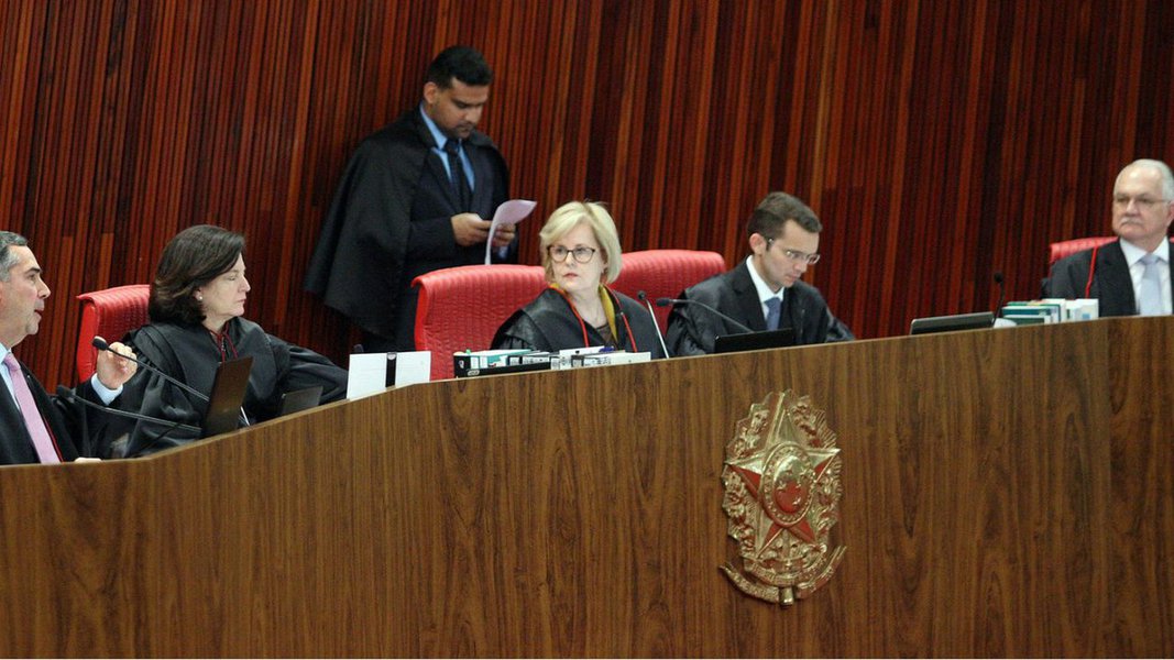 TSE prossegue com golpe de 2016 e retira direitos políticos de Lula por 6 a 1 TSE prossegue com golpe de 2016 e retira direitos políticos de Lula por 6 a 1