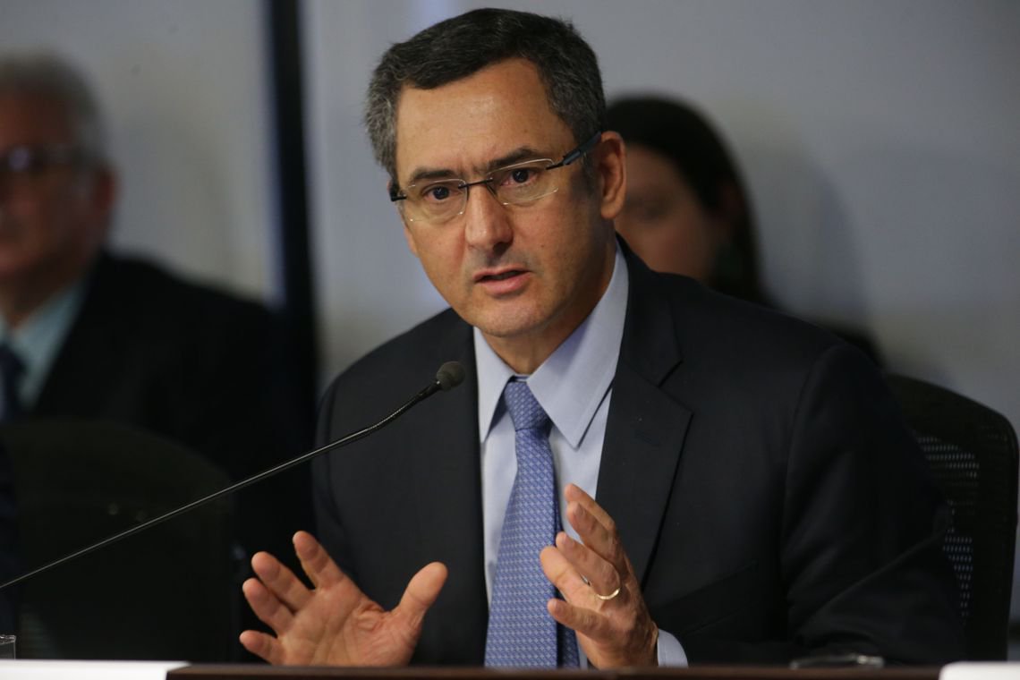 Governo publicará MP para adiar reajuste de servidores para 2020 Governo publicará MP para adiar reajuste de servidores para 2020