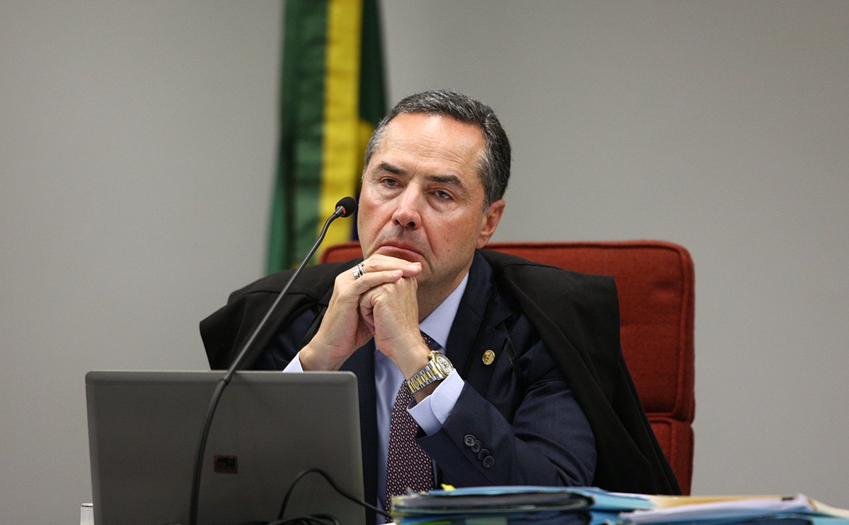 Barroso levou apenas 12 horas para analisar defesa de Lula Barroso levou apenas 12 horas para analisar defesa de Lula