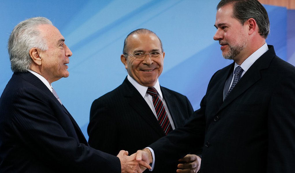Temer e Toffoli fecham acordo para trocar auxílio-moradia por reajuste (Foto: Beto Barata/PR) Temer e Toffoli fecham acordo para trocar auxílio-moradia por reajuste