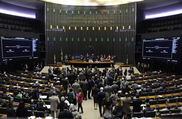 Duas reações complementares sobre o clima político (Foto: LUIS MACEDO) Duas reações complementares sobre o clima político