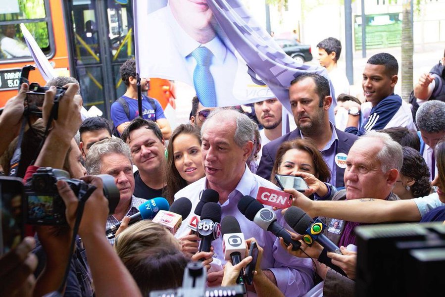 Ciro diz que Bolsonaro, se eleito, precipitaria uma guerra civil Ciro diz que Bolsonaro, se eleito, precipitaria uma guerra civil