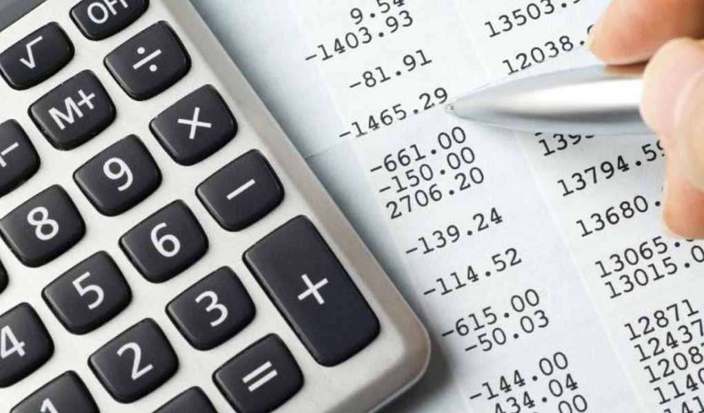 Juros do cheque especial chegam a 303,2% ao ano em julho Juros do cheque especial chegam a 303,2% ao ano em julho