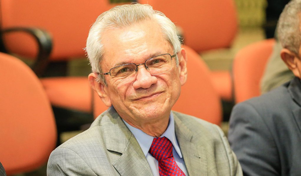 Ministro afasta presidente do TRE do Piauí Ministro afasta presidente do TRE do Piauí