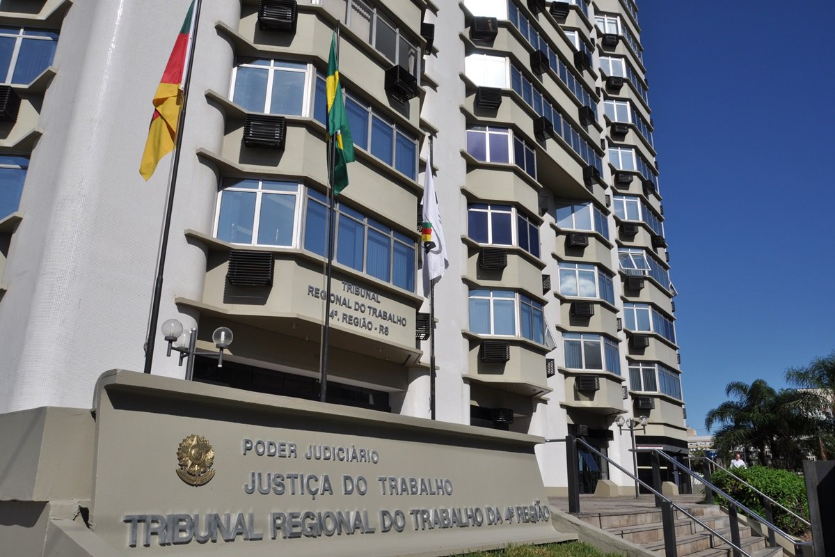TRTs ignoram reforma trabalhista e reajustam processos acima da inflação TRTs ignoram reforma trabalhista e reajustam processos acima da inflação