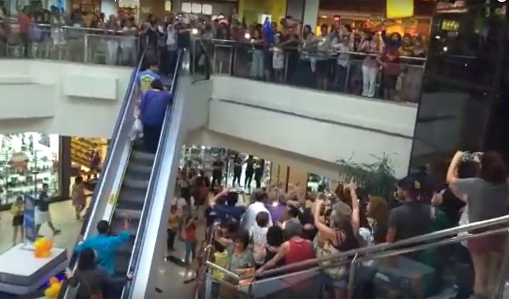 Lulaço em shopping de Maceió pede Lula Livre Lulaço em shopping de Maceió pede Lula Livre