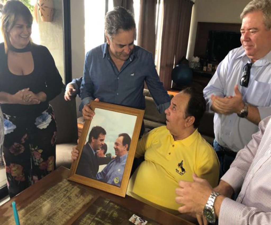 DCM: Aécio chorou em “encontro” em Minas. Não pelo que fez ao Brasil, mas a si mesmo DCM: Aécio chorou em “encontro” em Minas. Não pelo que fez ao Brasil, mas a si mesmo