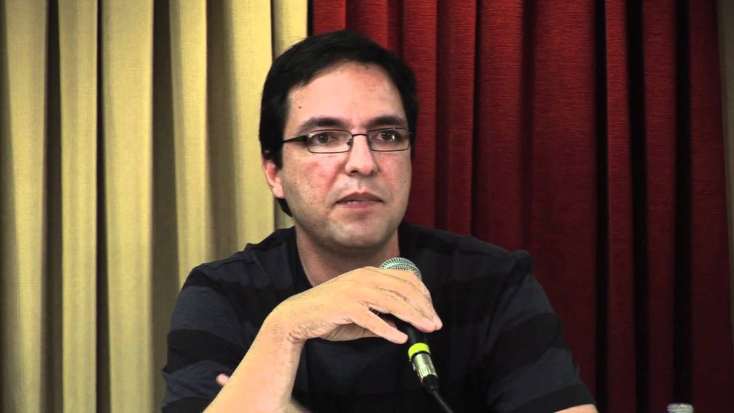 Luis Felipe Miguel defende mobilização nacional contra o arbítrio na UFSC Luis Felipe Miguel defende mobilização nacional contra o arbítrio na UFSC