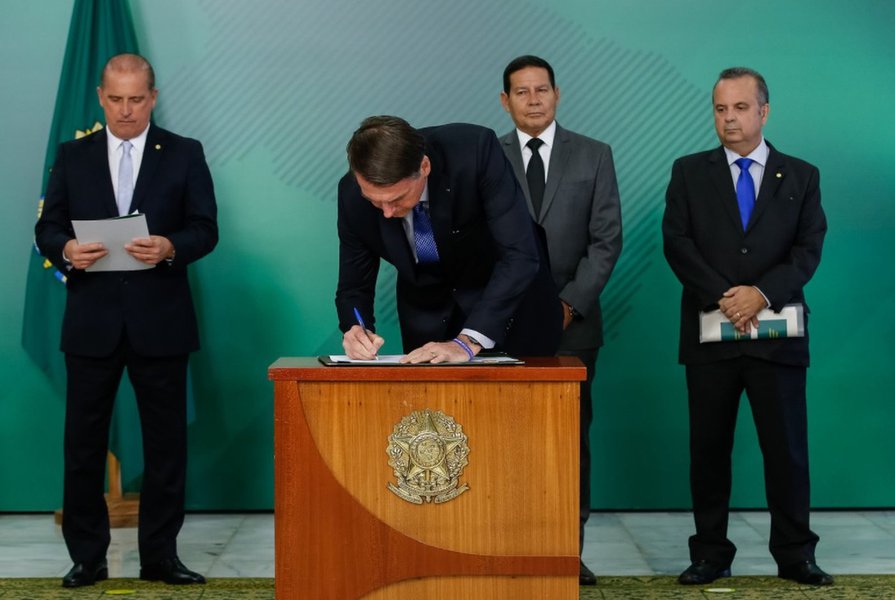 Bolsonaro altera regras de concessão da pensão por morte e aposentadoria rural: corte será de R$ 9,8 bilhões Bolsonaro altera regras de concessão da pensão por morte e aposentadoria rural: corte será de R$ 9,8 bilhões