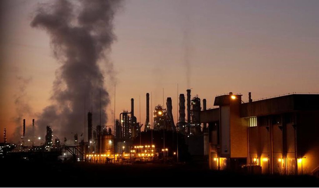 ANP interdita refinaria de Paulínia para evitar novos acidentes (Foto: REUTERS/Paulo Whitaker) ANP interdita refinaria de Paulínia para evitar novos acidentes