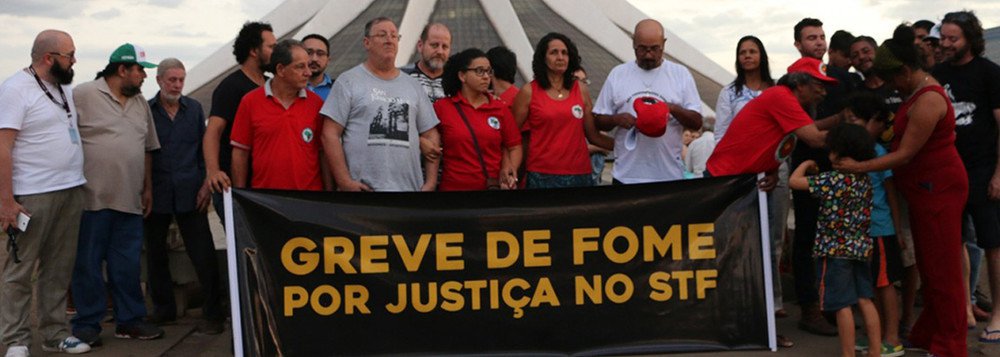 Após 26 dias, militantes encerram greve de fome Após 26 dias, militantes encerram greve de fome