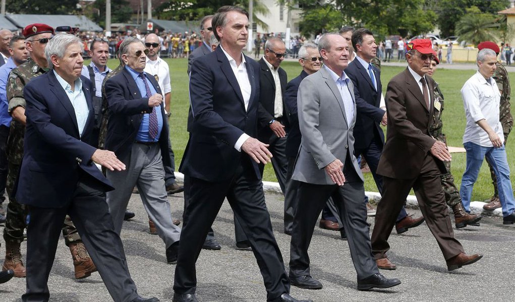 Tijolaço: desgaste político de Bolsonaro não é ruim para ala militar Tijolaço: desgaste político de Bolsonaro não é ruim para ala militar