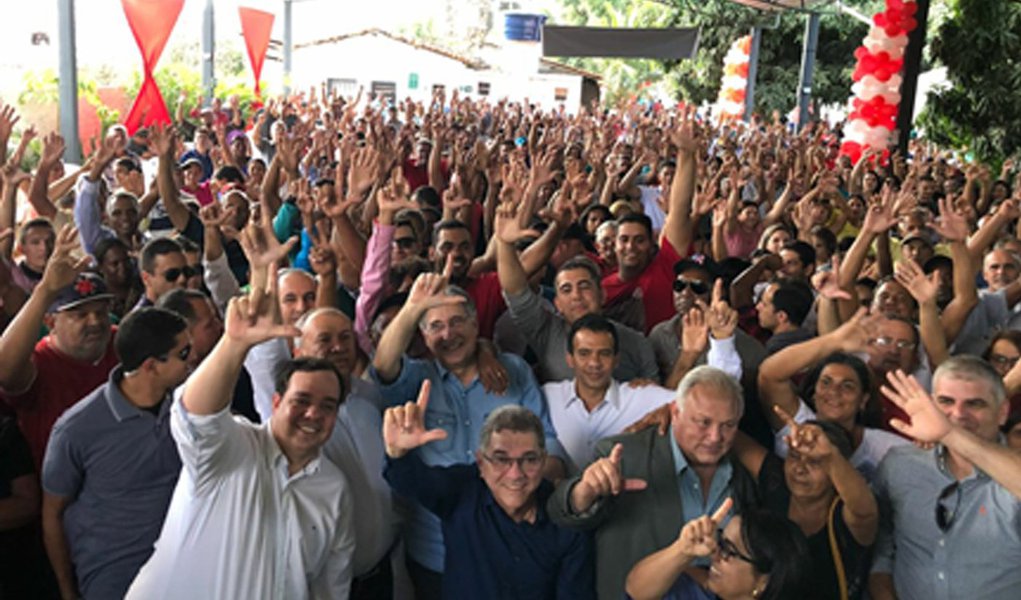 Pimentel é recebido por multidão no norte de Minas Pimentel é recebido por multidão no norte de Minas