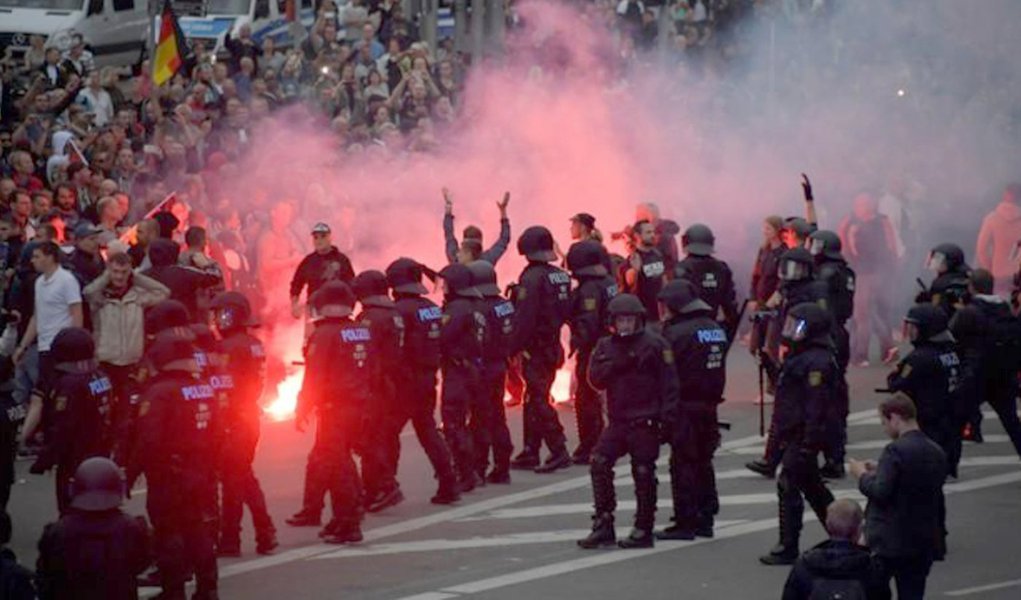 Radicais de extrema-direita entram em confronto com esquerdistas na Alemanha (Foto: REUTERS/Matthias Rietschel) Radicais de extrema-direita entram em confronto com esquerdistas na Alemanha