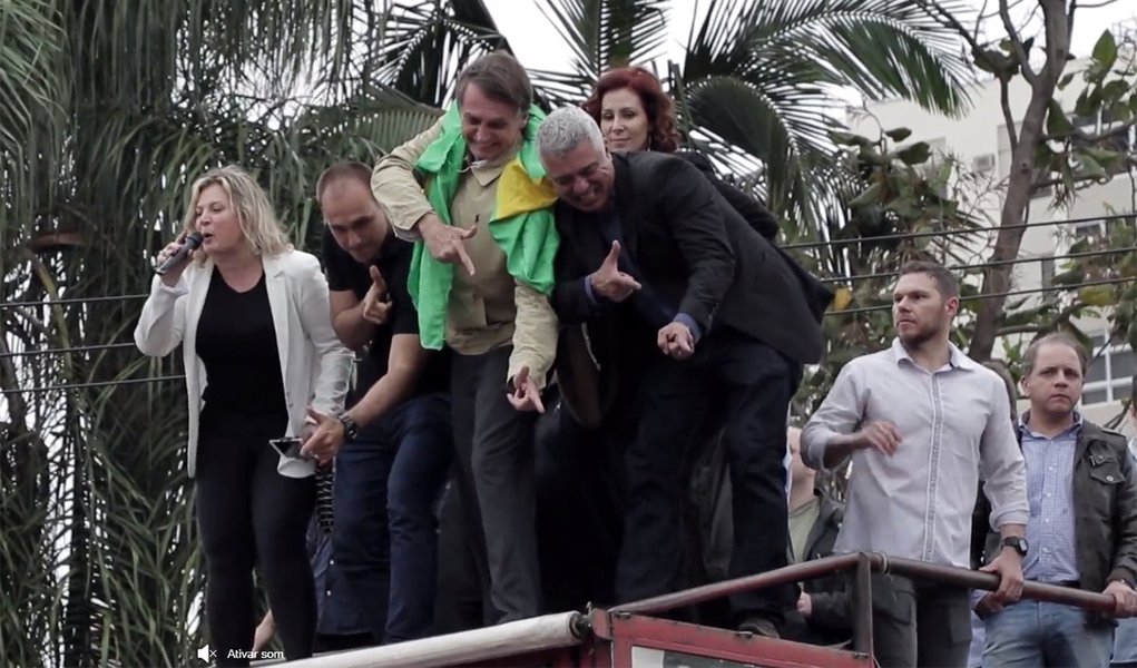 Bolsonaro abre campanha cercado por seguranças e com colete à prova de balas (Foto: Reprodução/UOL) Bolsonaro abre campanha cercado por seguranças e com colete à prova de balas