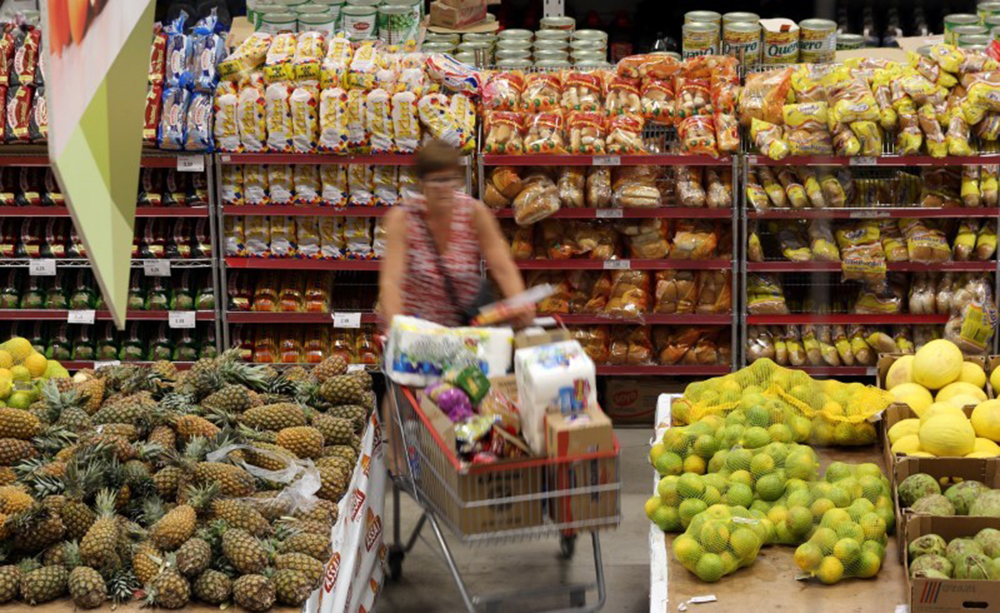 Compras no supermercado (Foto: REUTERS/Paulo Whitaker) Compras no supermercado