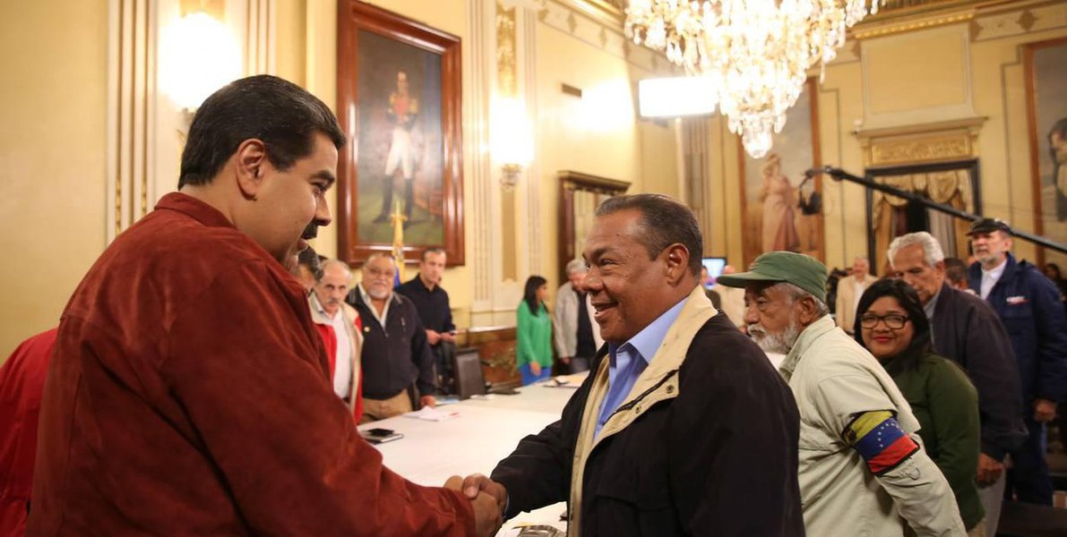 Maduro convoca congresso de trabalhadores para enfrentar guerra econômica Maduro convoca congresso de trabalhadores para enfrentar guerra econômica