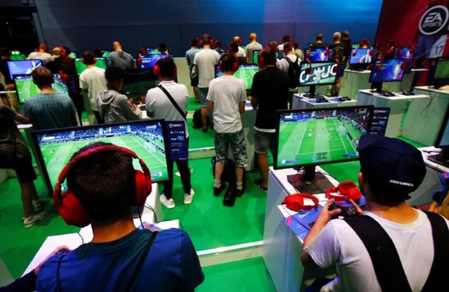 Tendência de "jogar em qualquer lugar" está em voga em abertura da Gamescom na Alemanha Tendência de "jogar em qualquer lugar" está em voga em abertura da Gamescom na Alemanha